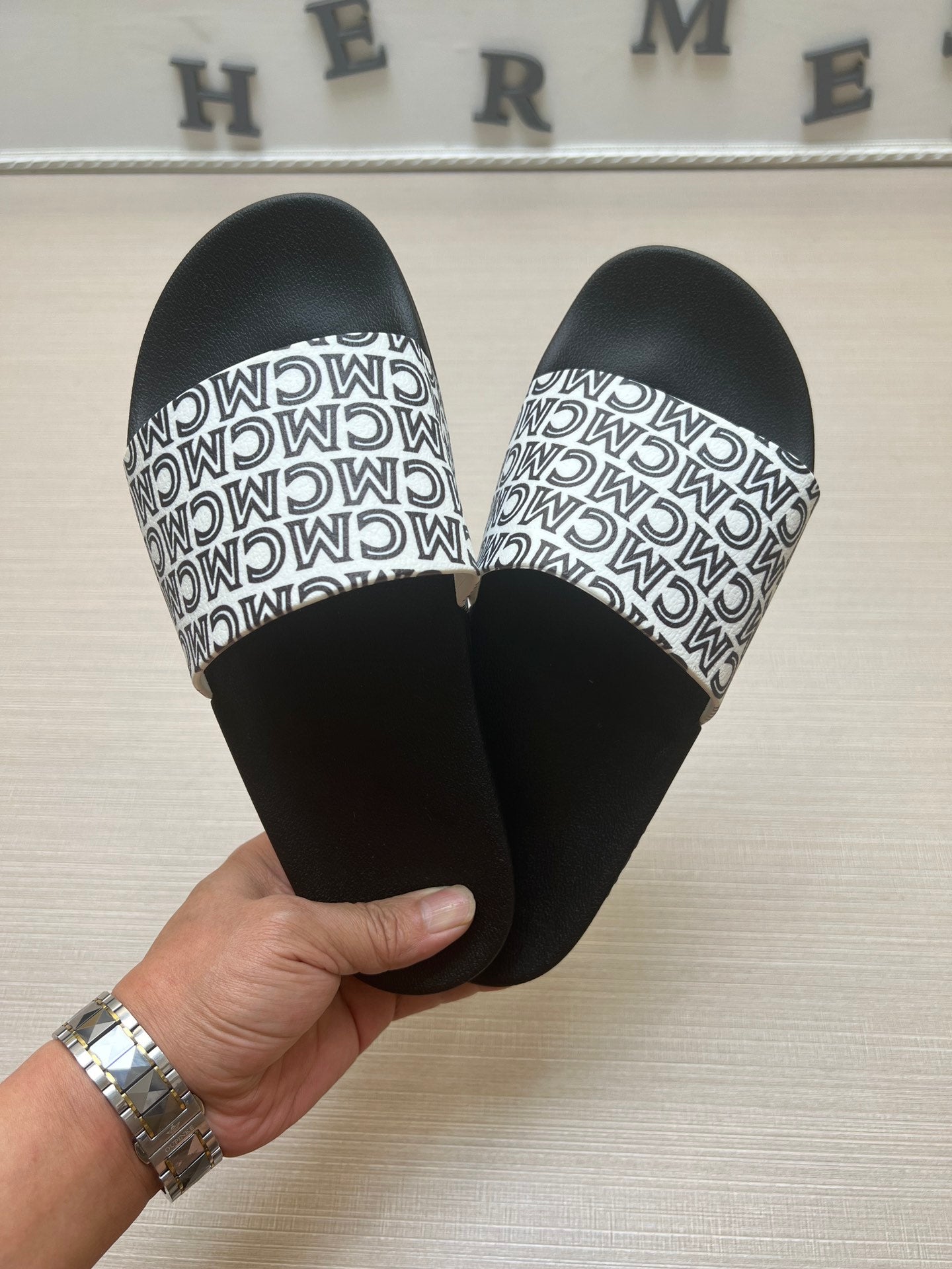 54M45Z   fashion slippers