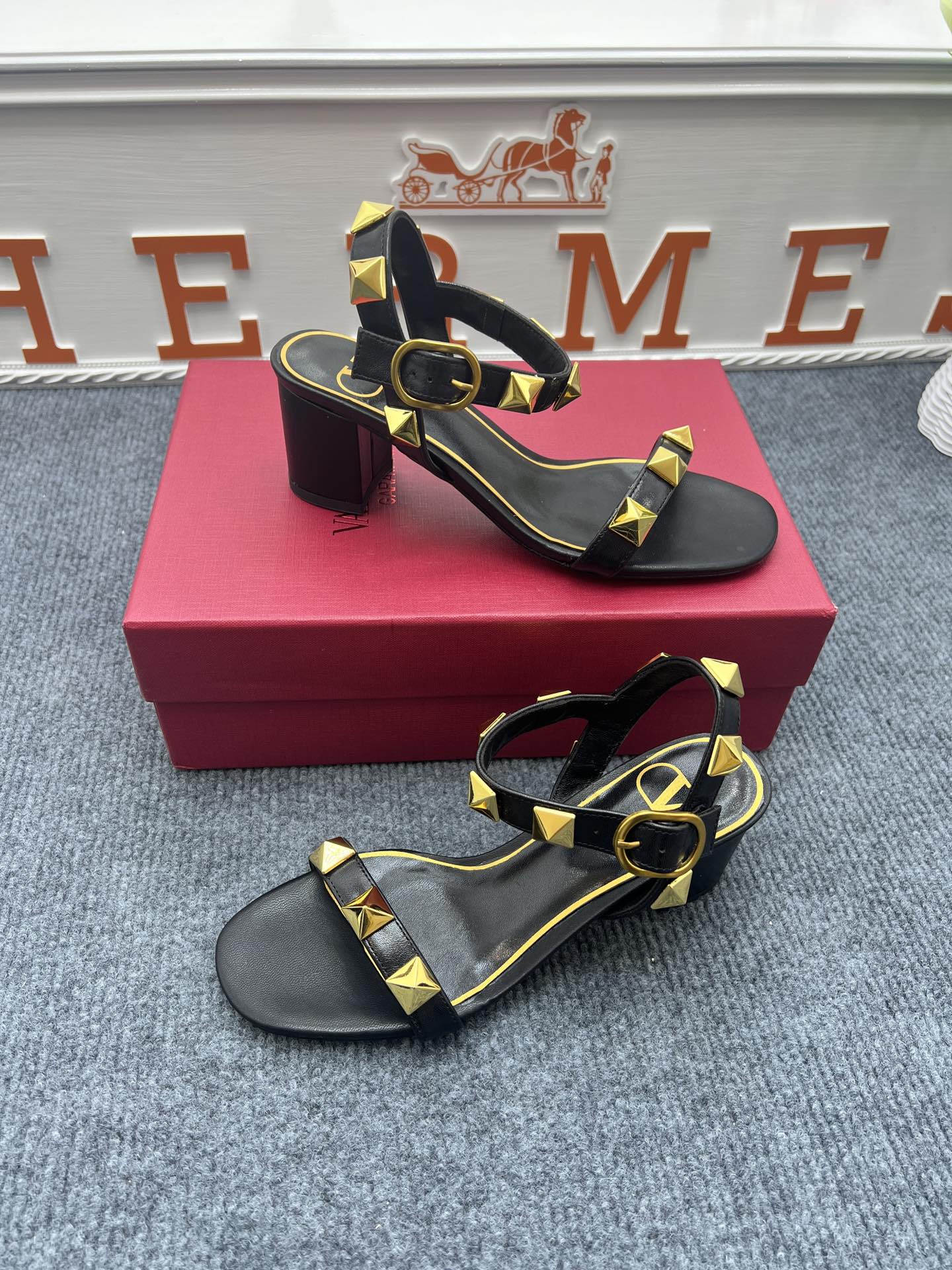 1: 1 High quality leather sandals 5YVL64Z