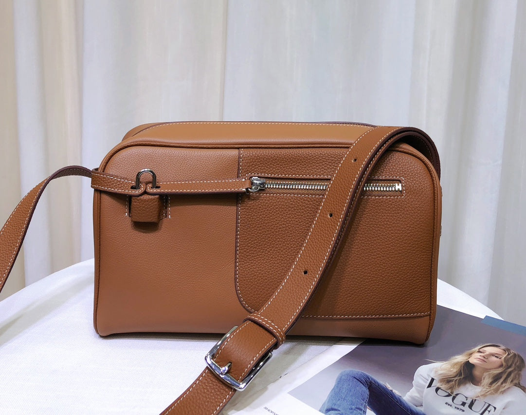 1XH69B (Fashionable leather bag )