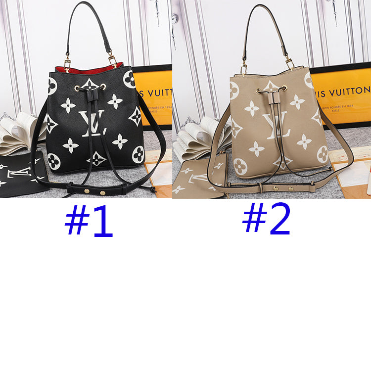 2E04B  Fashionable leather bag 