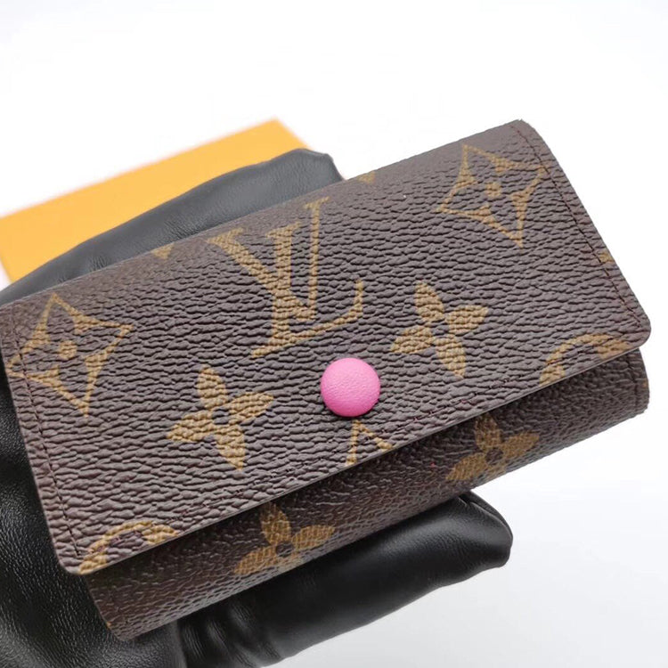 1E6B  Fashionable leather wallets