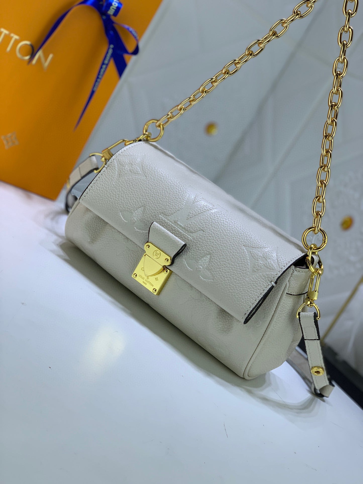 2XR363B  Fashionable leather bag 