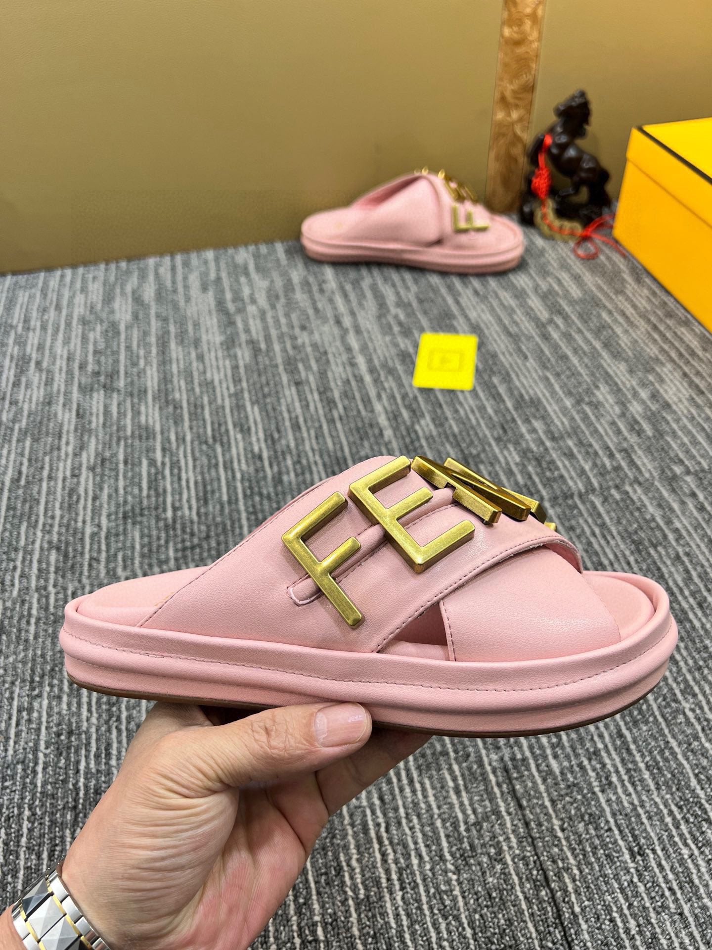 1: 1 High quality leather sandals 5YF93Z