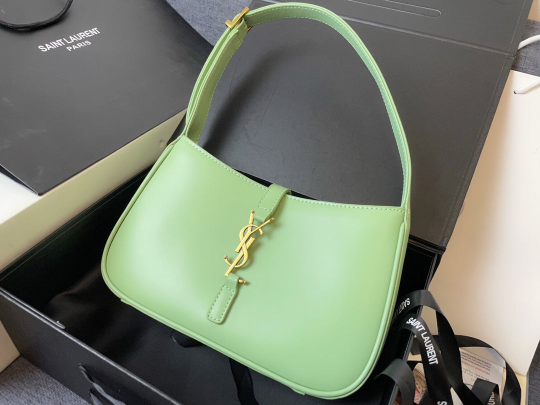 4XSL29B  Fashionable leather bag 