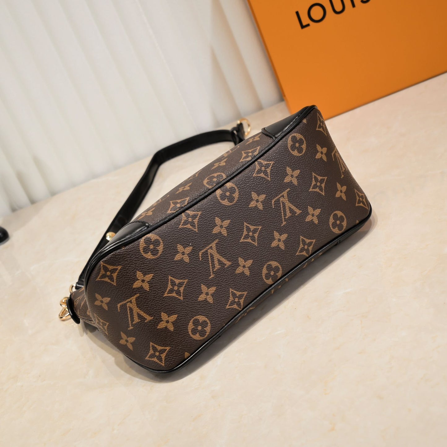 1XE57B (Fashionable leather bag )