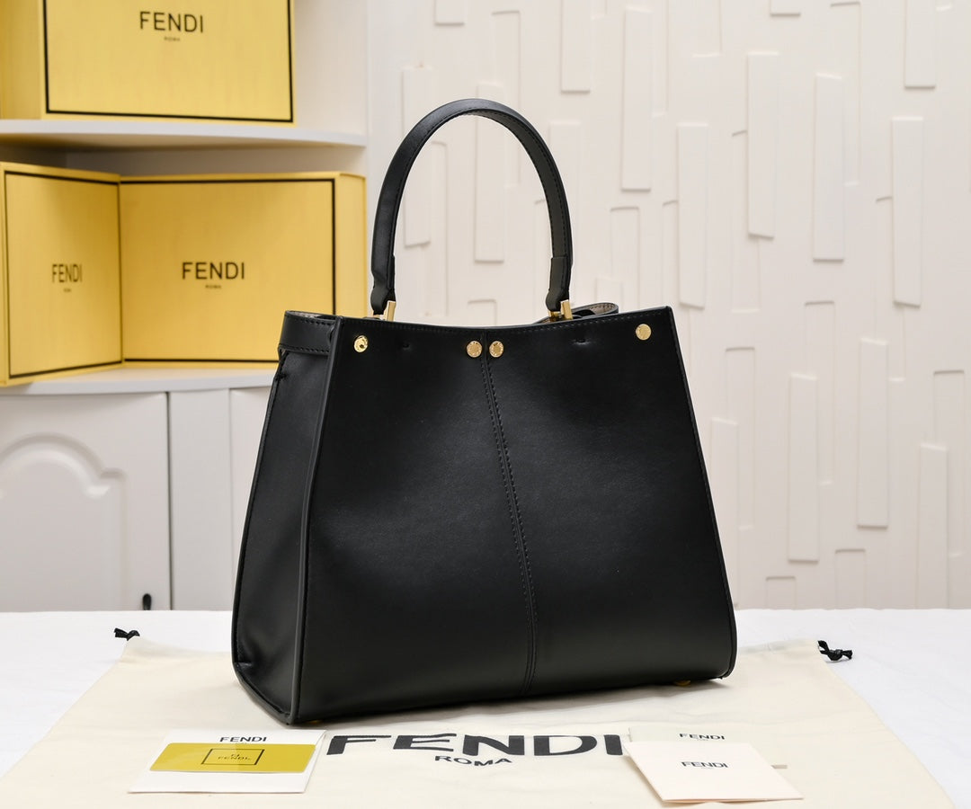 2XE41B  Fashionable leather bag 