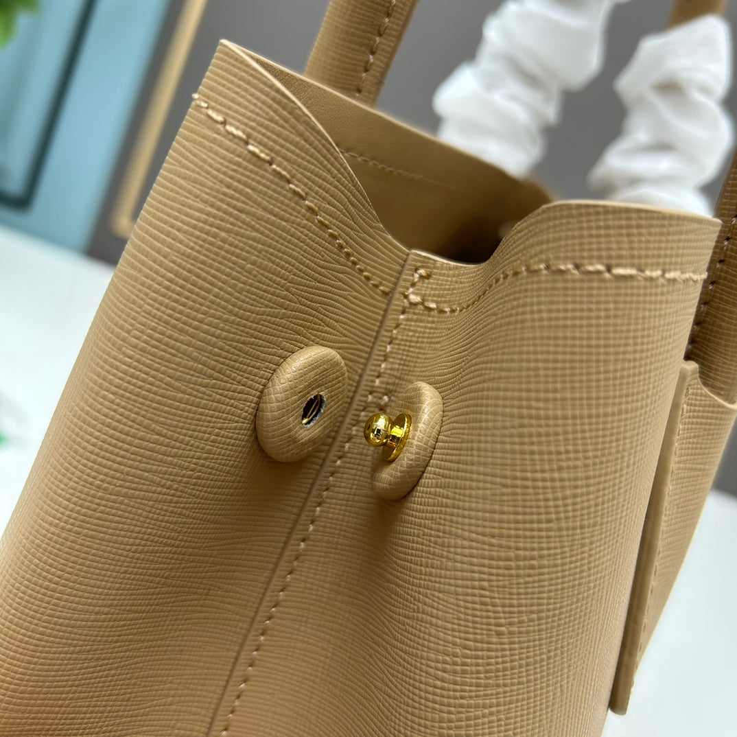 1XPD115B  Fashionable leather bag 