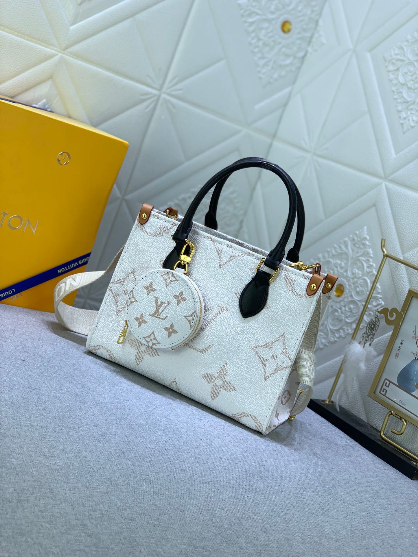 1XE278B  Fashionable leather bag 