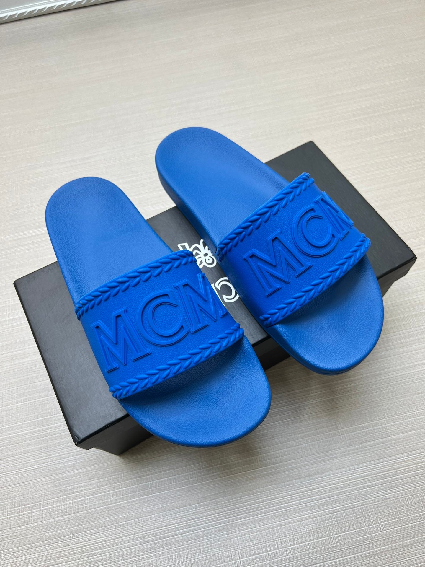 54M42Z    fashion  slippers