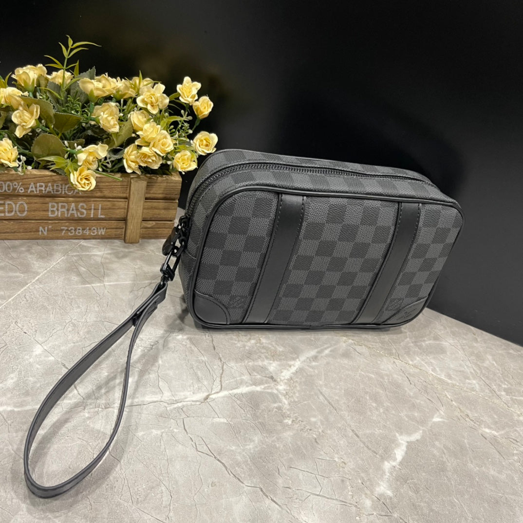 1XE117B  Fashionable leather bag 