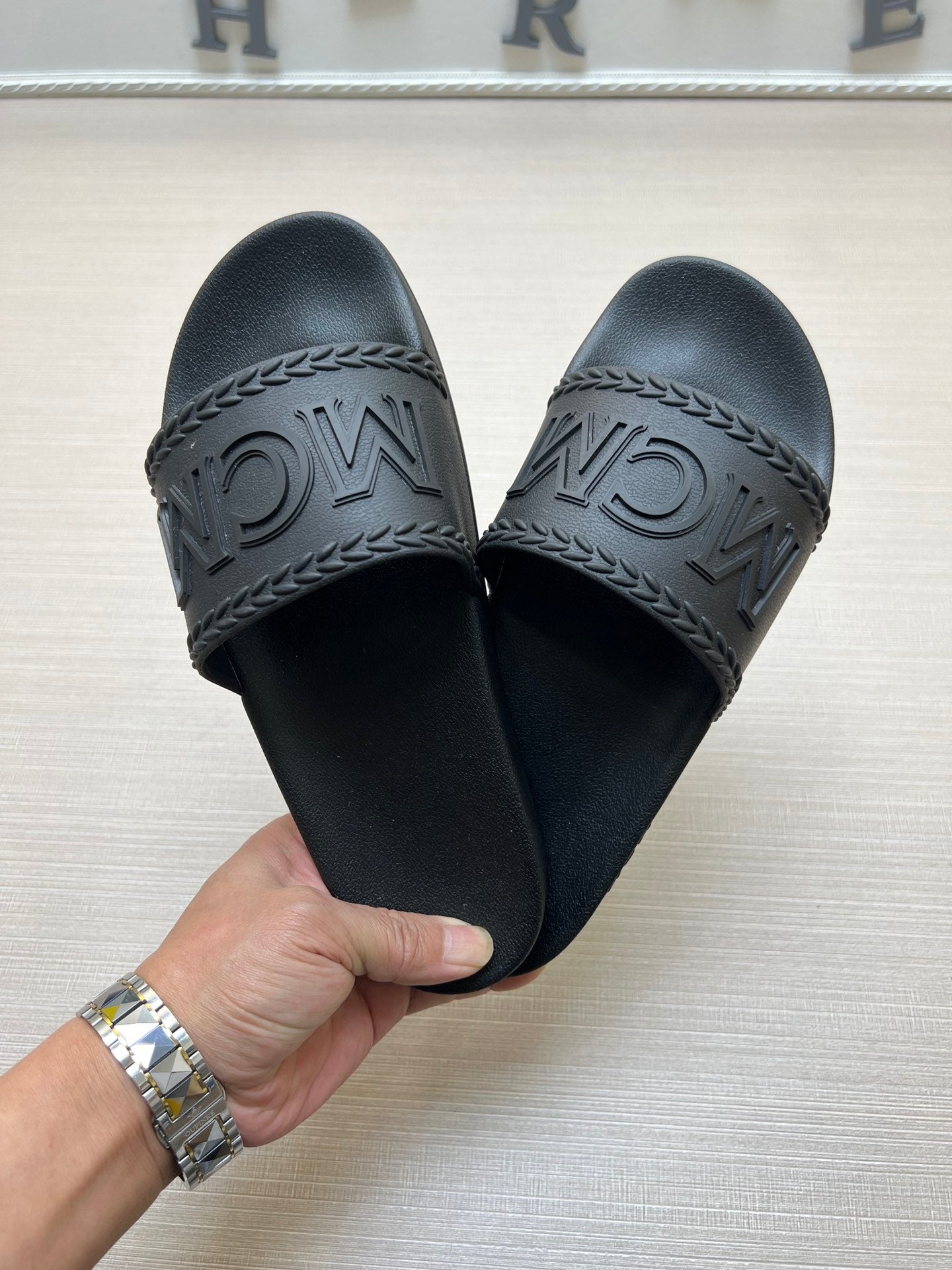 54M42Z    fashion  slippers