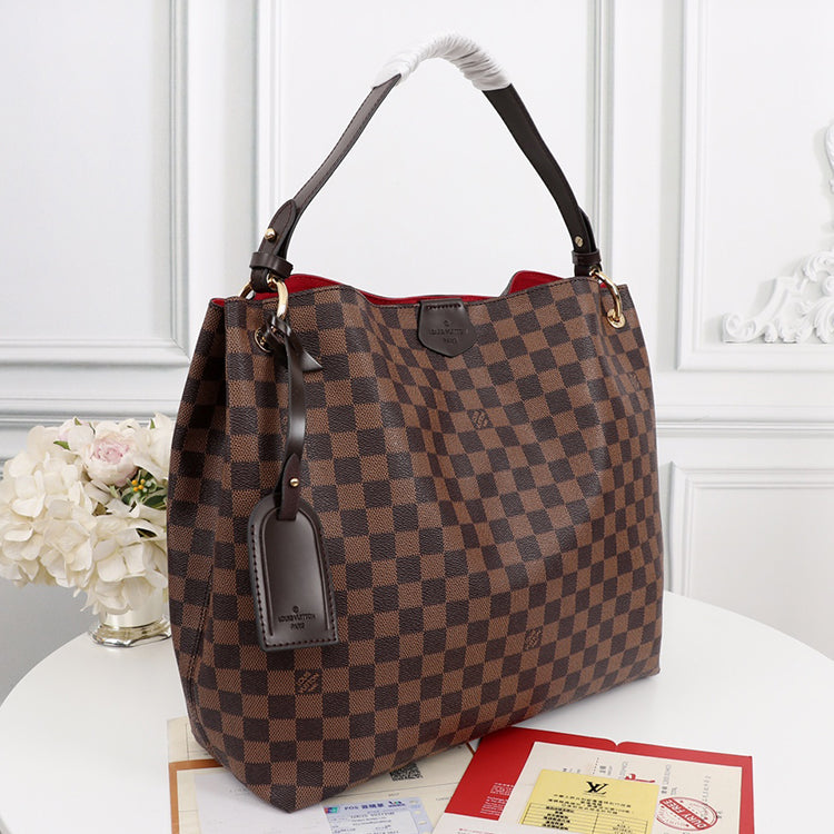 1E84B  Fashionable leather bag 