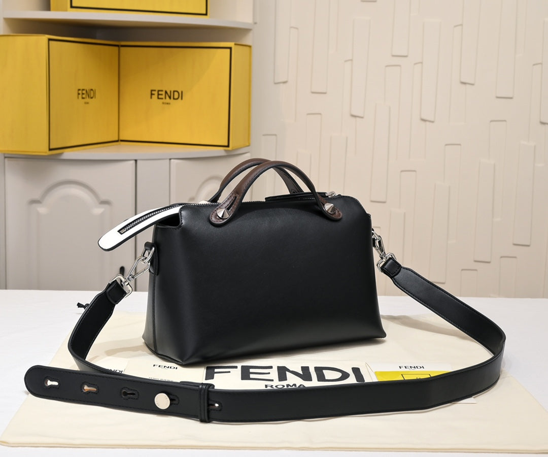 2XF132B  Fashionable leather bag 