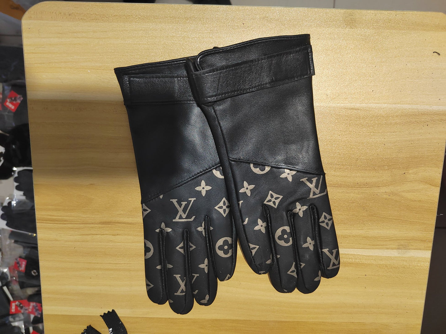 24E80S   Fashion gloves