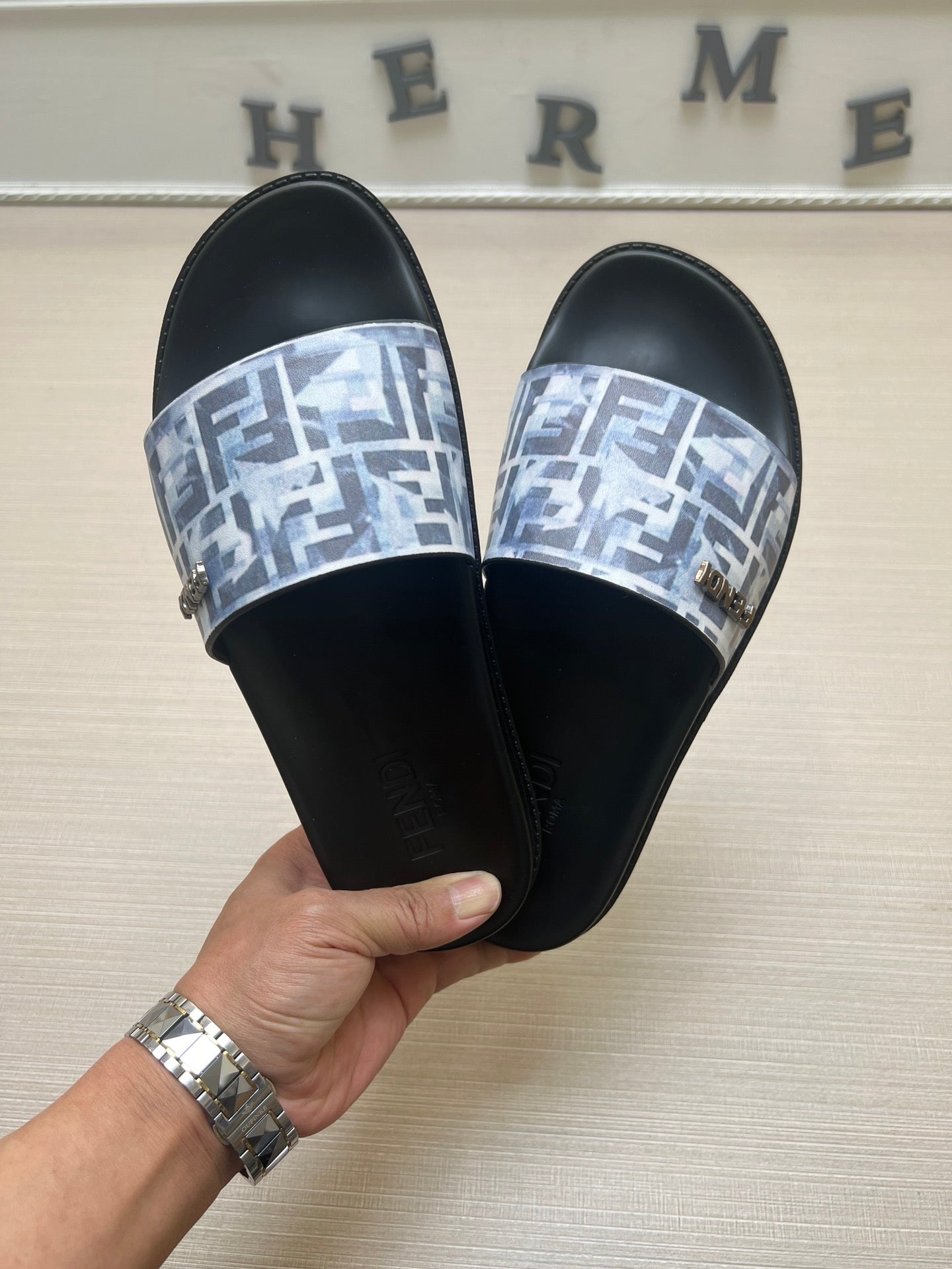 54F120Z   fashion  slippers