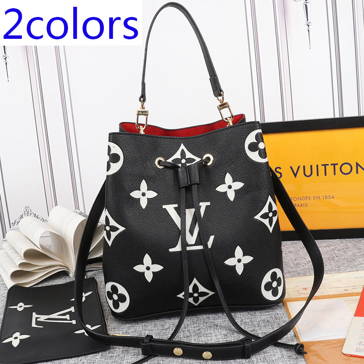 2E04B  Fashionable leather bag 