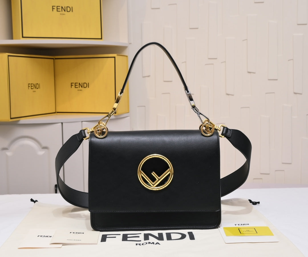 1XF90B  Fashionable leather bag 