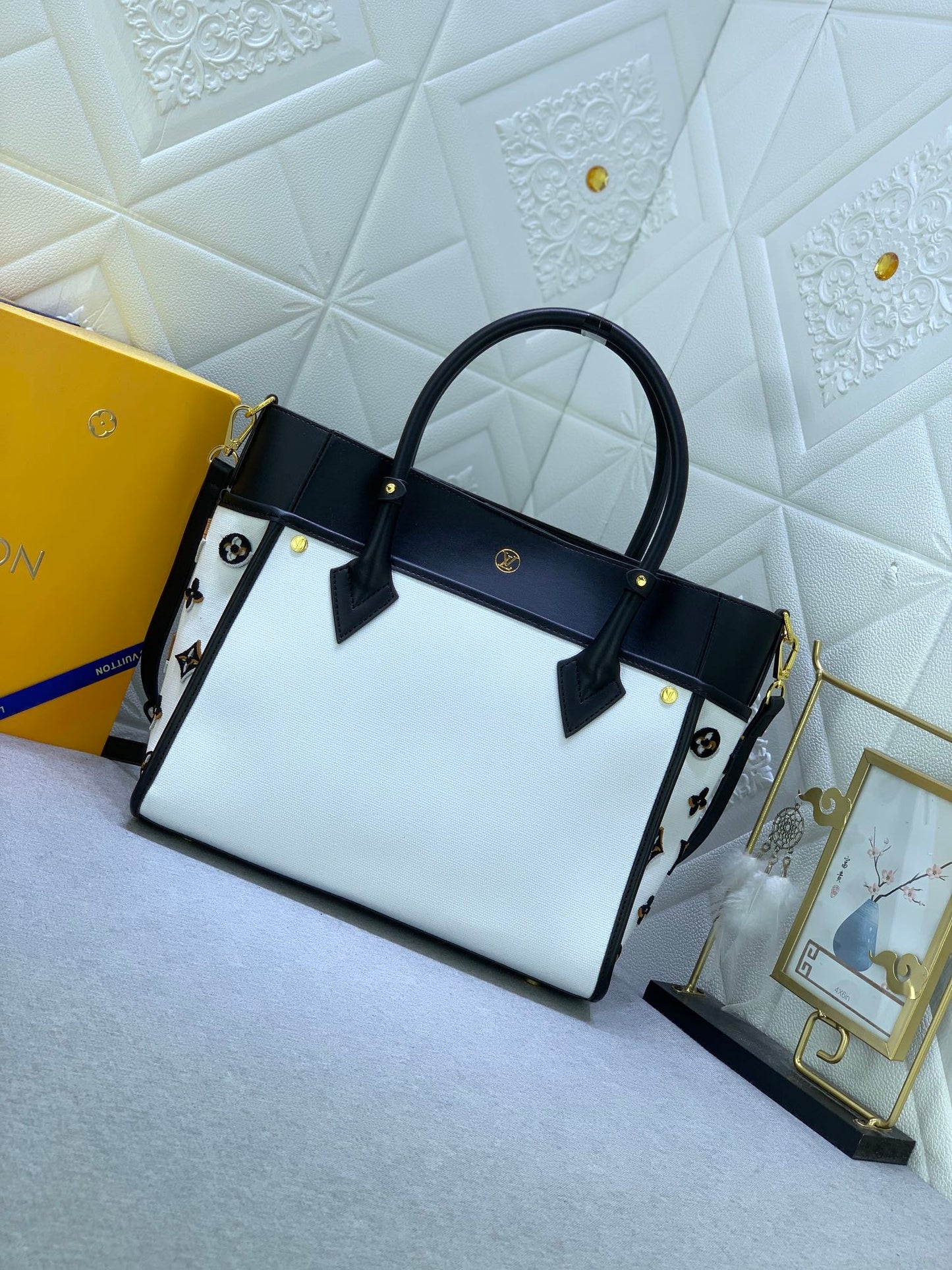 2XE338B  Fashionable leather bag 