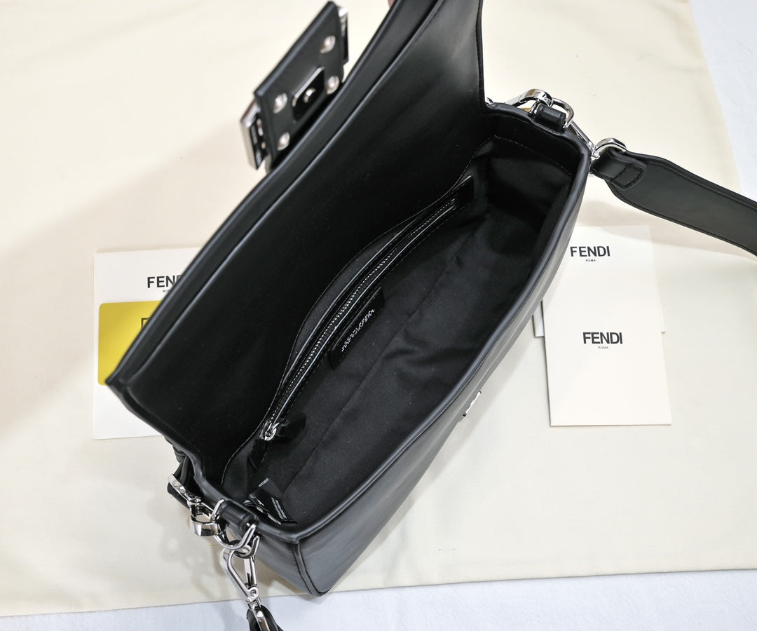 2XF59B  Fashionable leather bag 