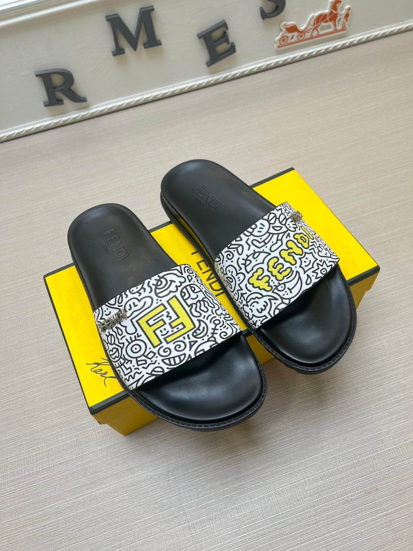 54F120Z   fashion  slippers