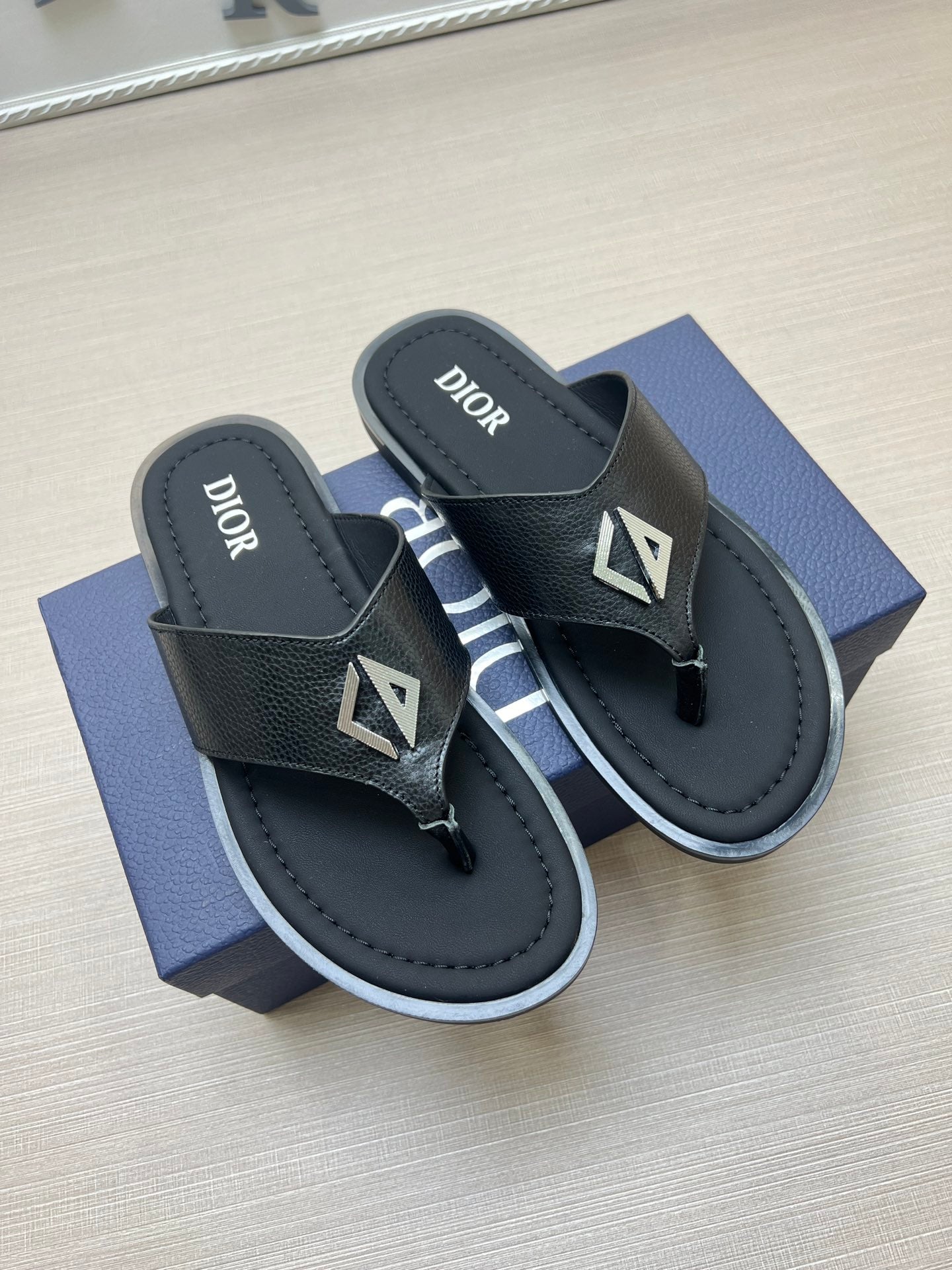 54D77Z   fashion slippers