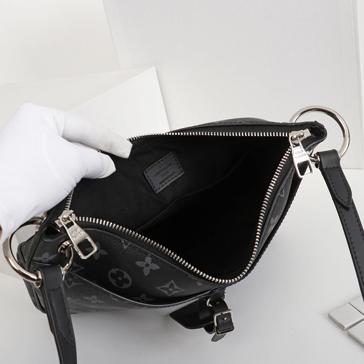 1E09B  Fashionable leather bag 