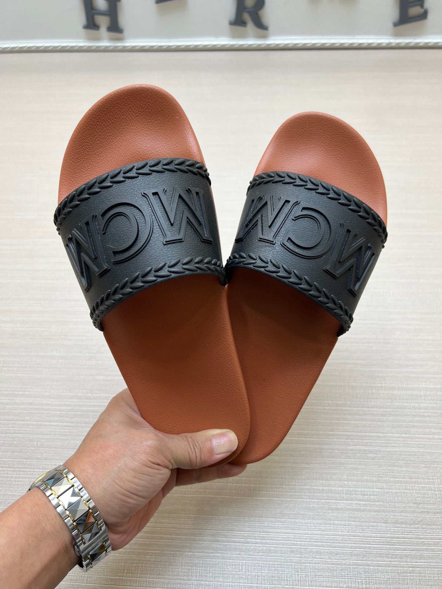 54M42Z    fashion  slippers