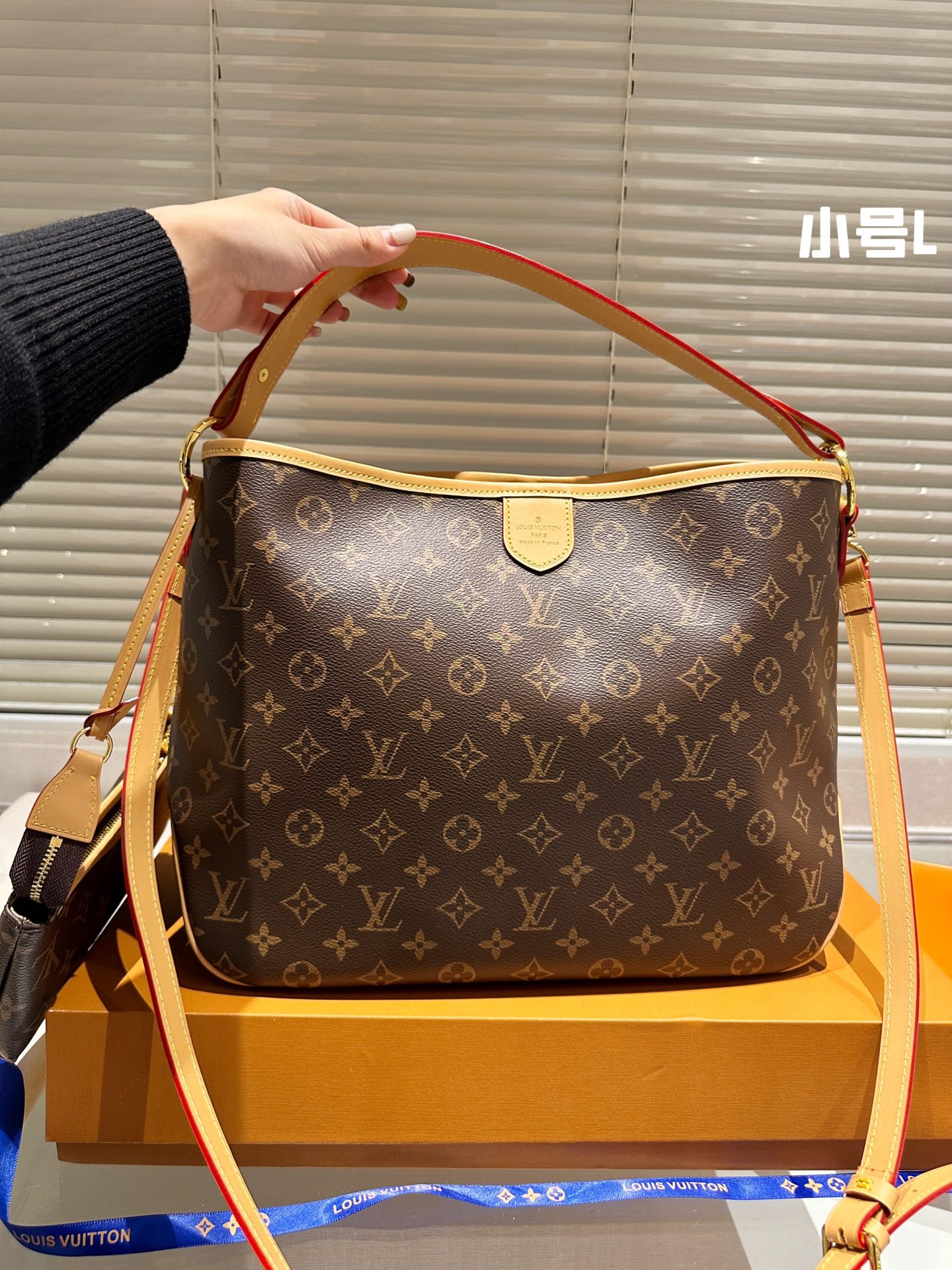 6XE227B (  Fashionable leather bag )