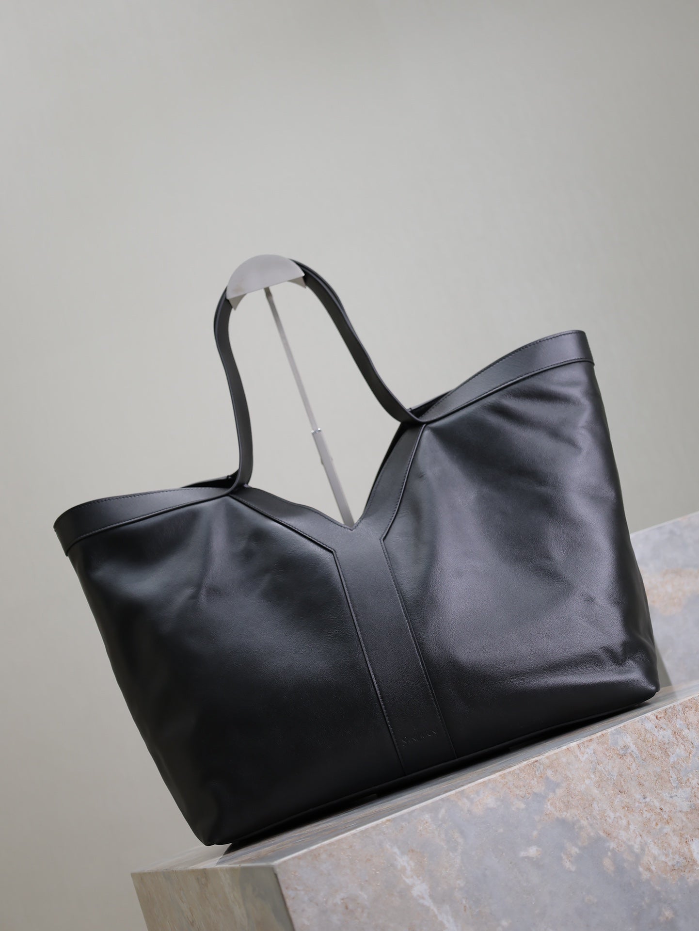 1XSL85B Fashionable leather bag