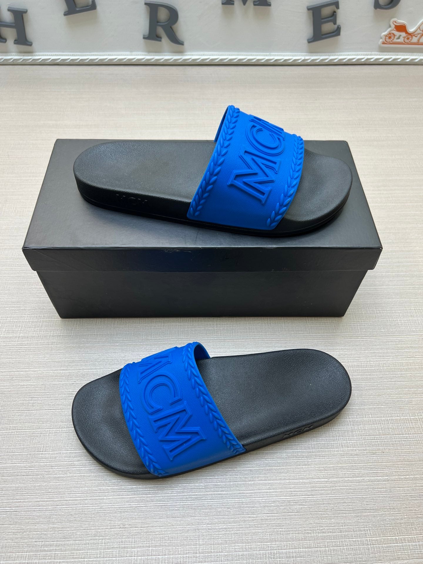 54M42Z    fashion  slippers