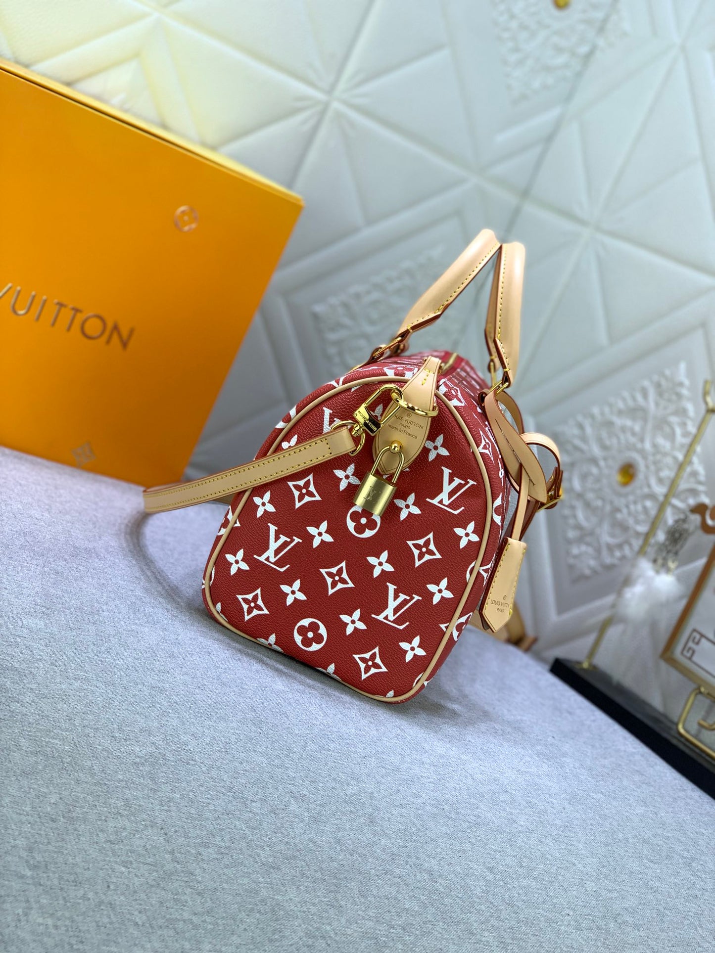 2XE268B  Fashionable leather bag 