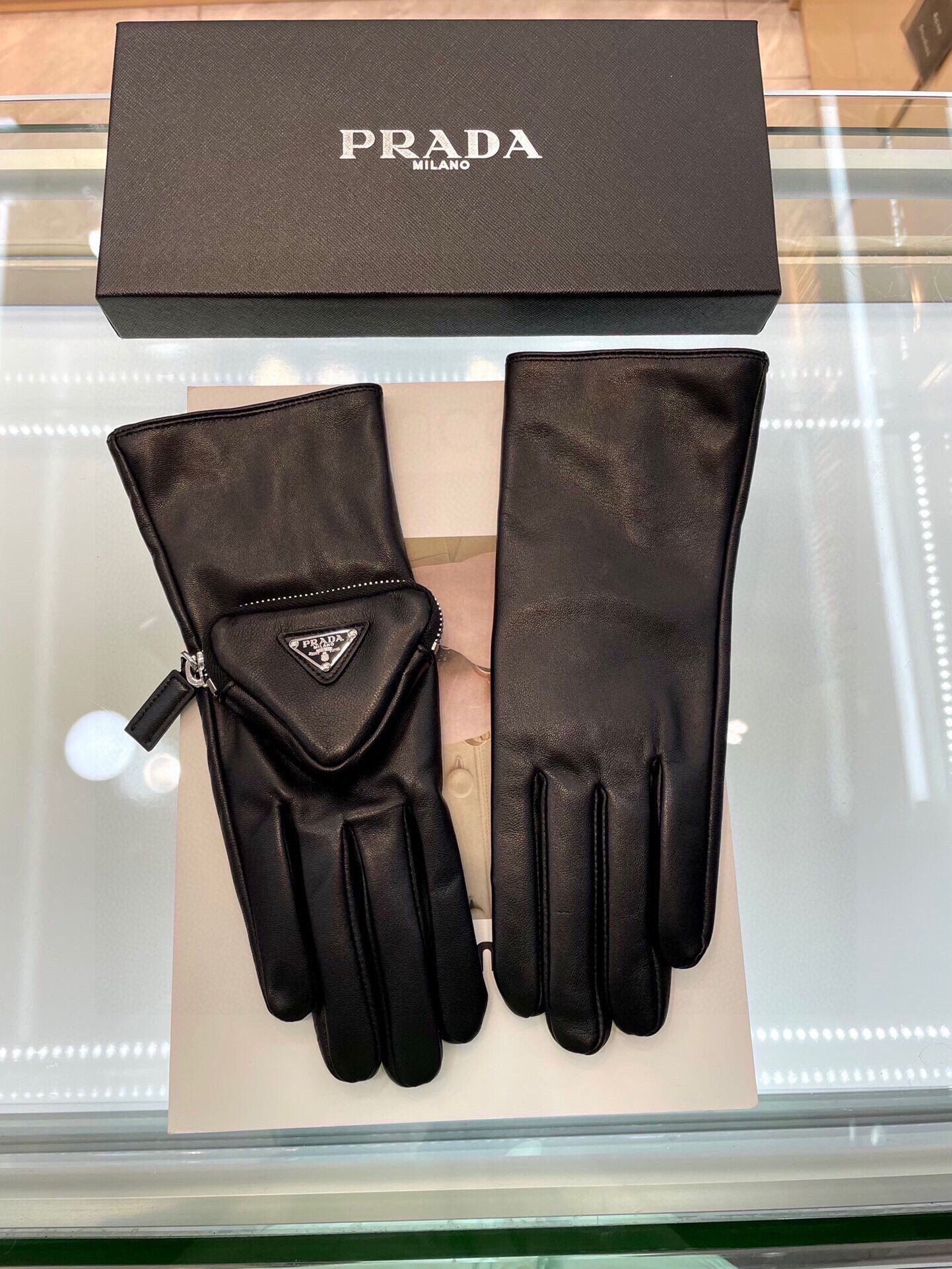 24PD98S   Fashion gloves