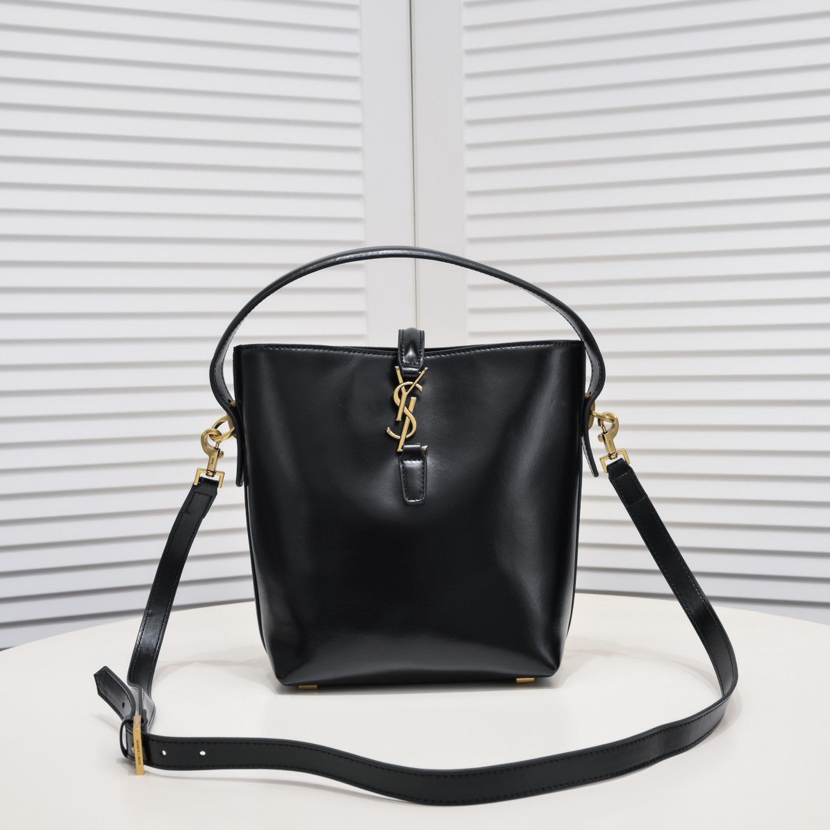 1XSL111B  Fashionable leather bag 