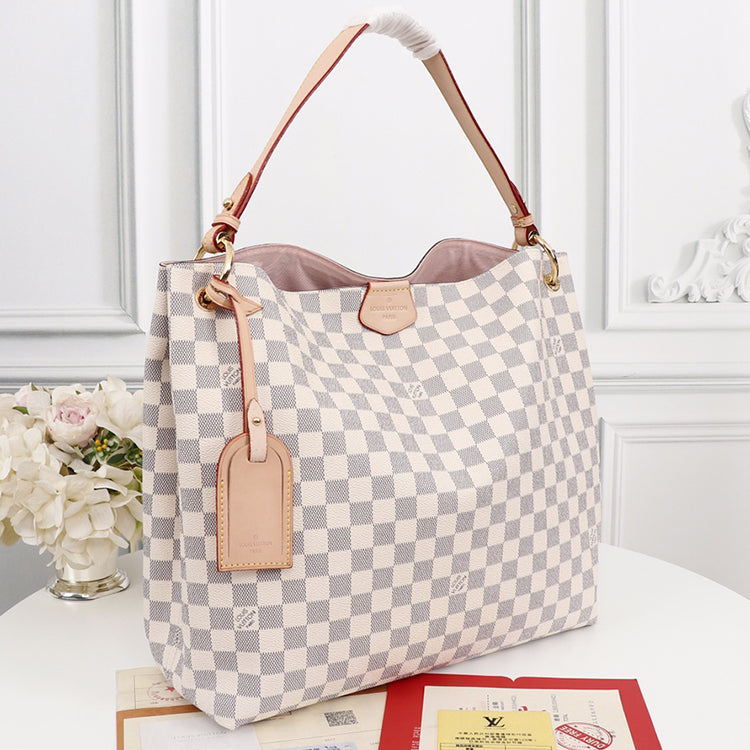 1E84B  Fashionable leather bag 