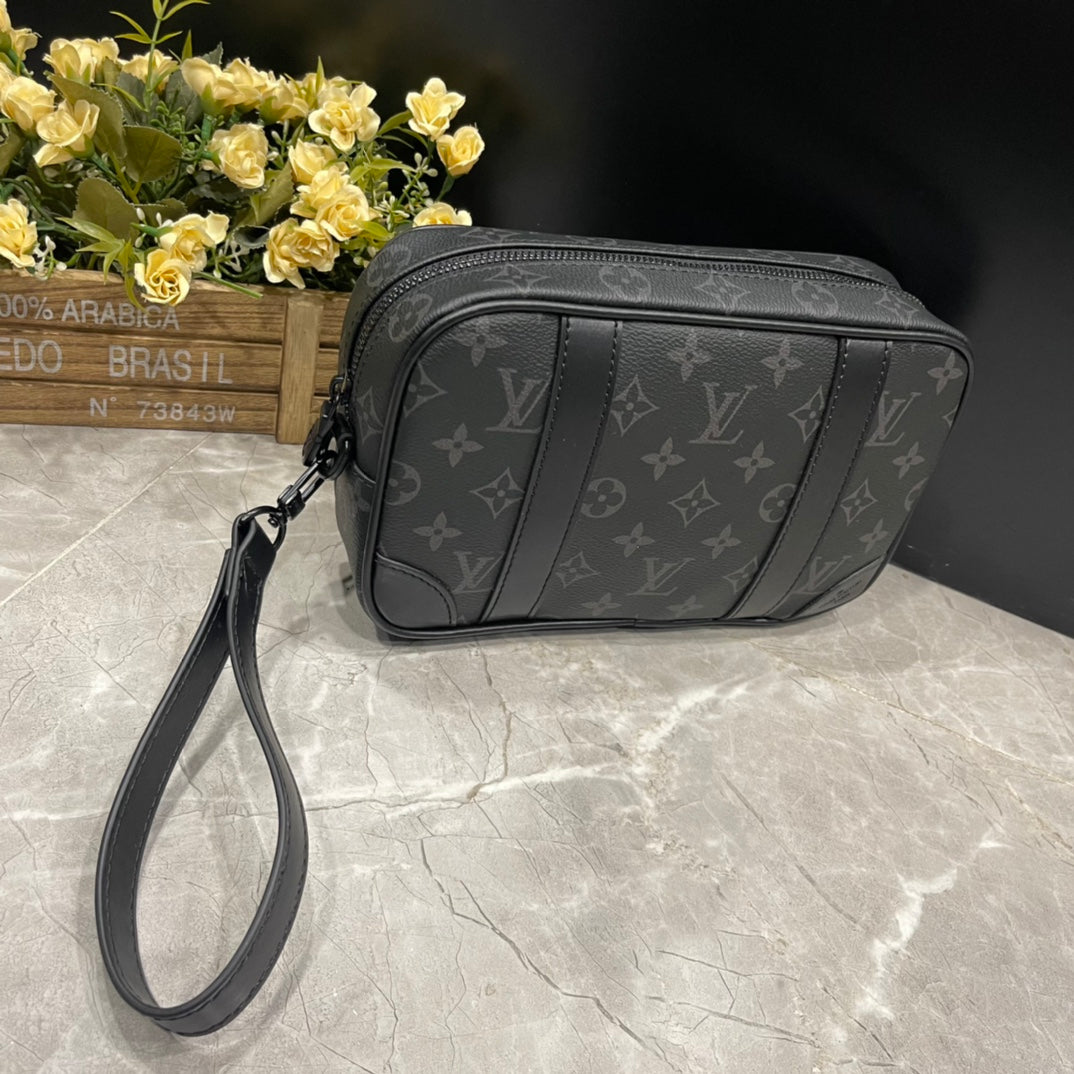 1XE117B  Fashionable leather bag 