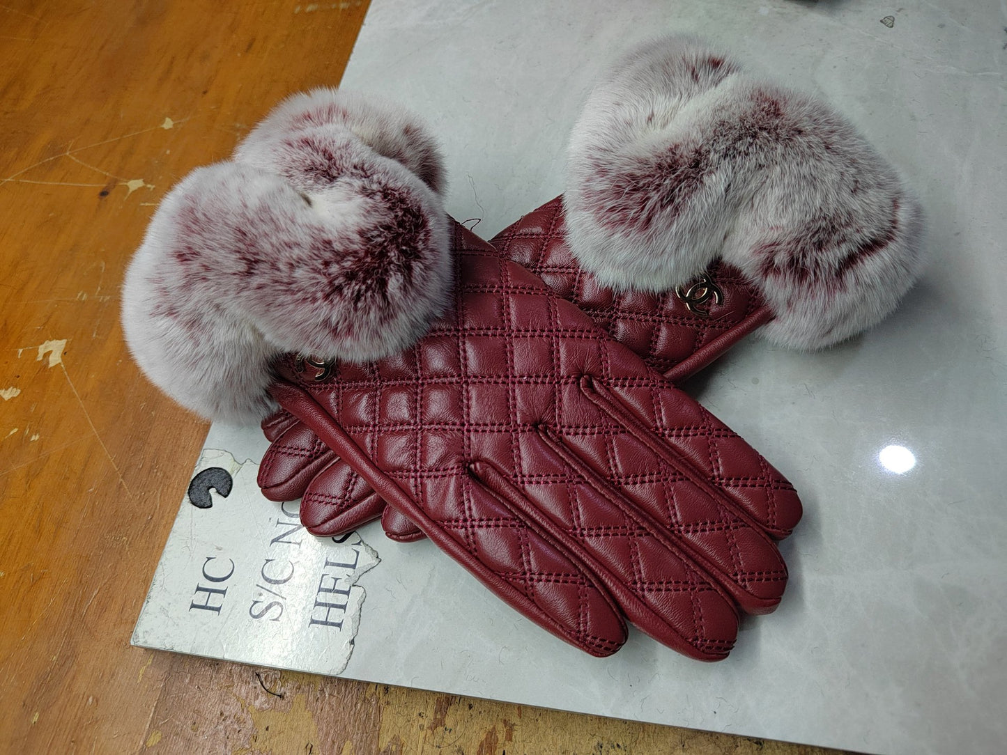 24C113S   Fashion gloves