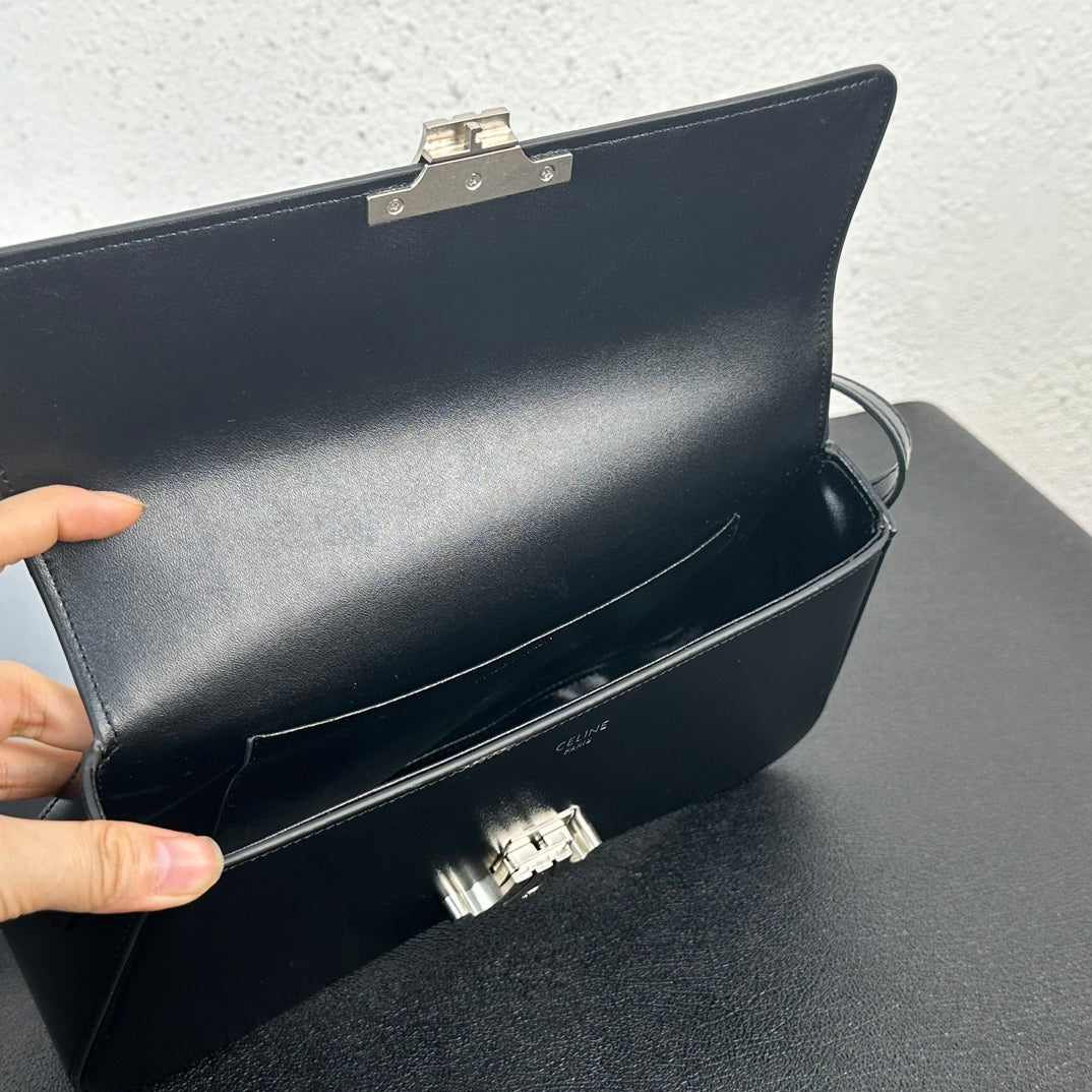 1XE271B  Fashionable leather bag 