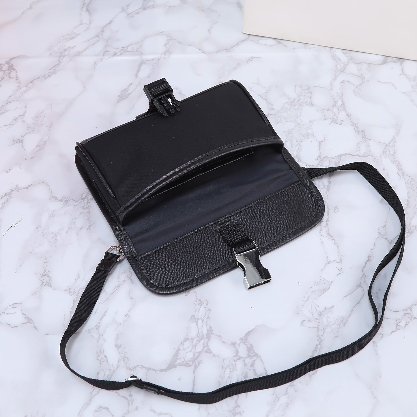 1XPD76B  Fashionable  bag 