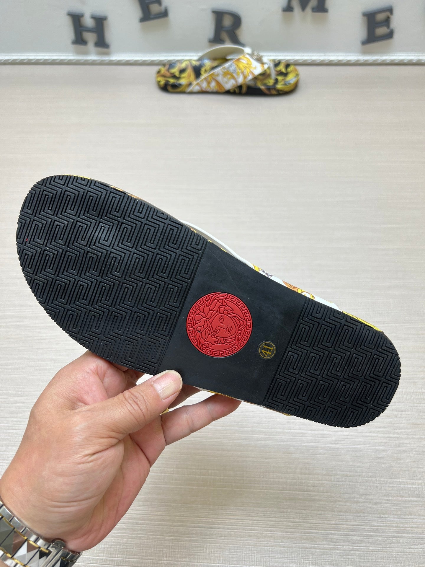 54V96Z   fashion  slippers