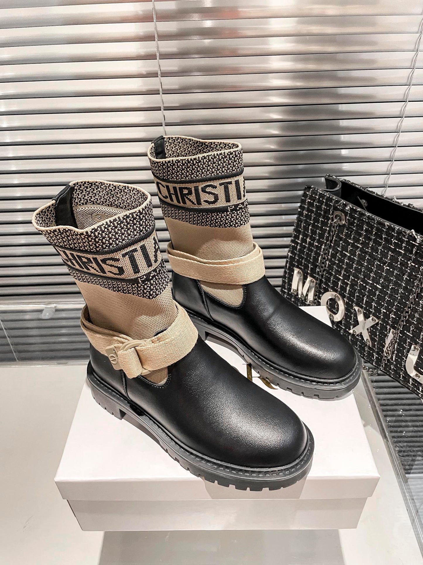 1XD61Z Fashionable leather boots