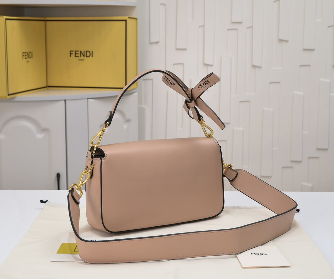 2XF59B  Fashionable leather bag 