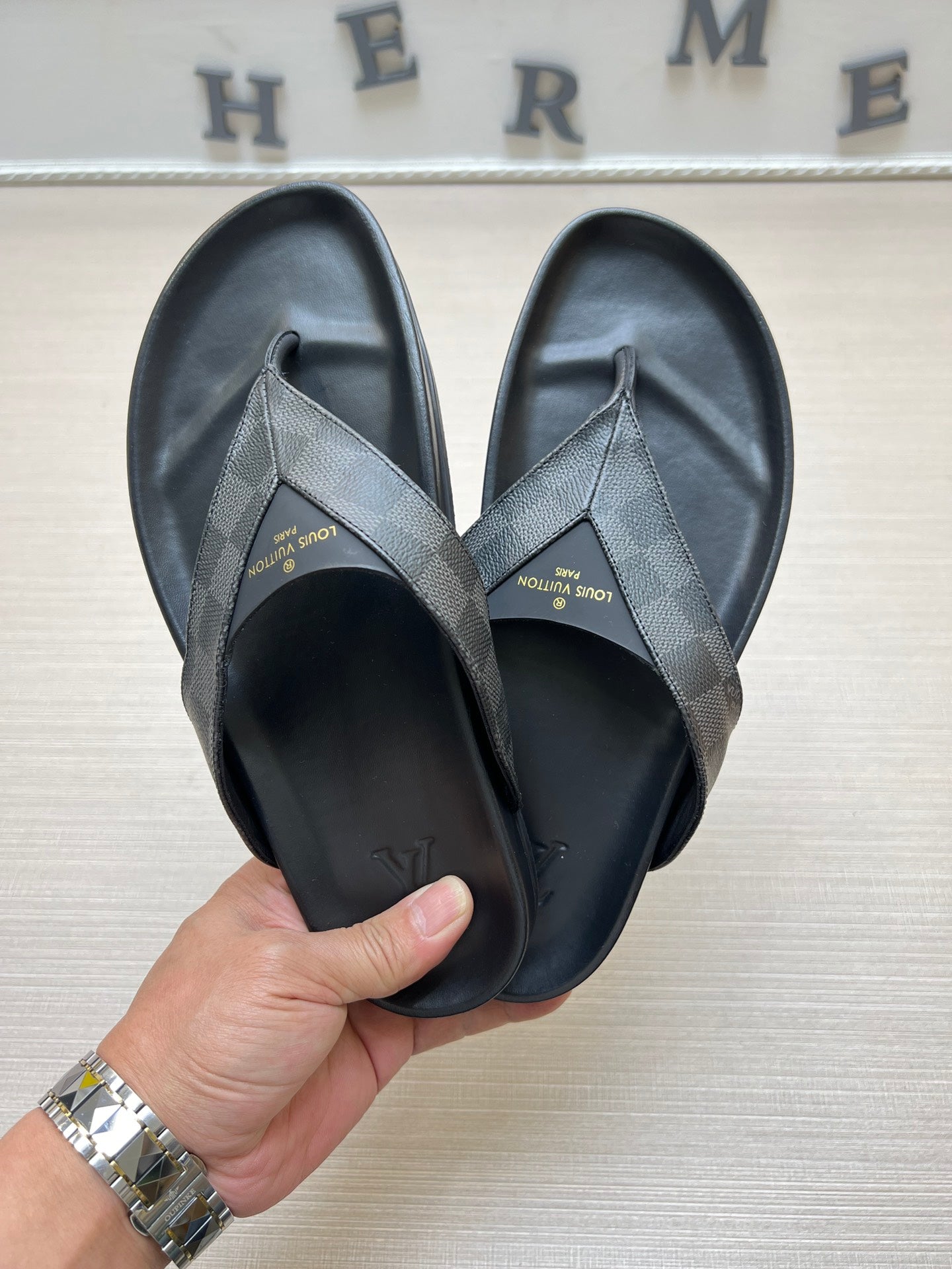 54E85Z   fashion slippers