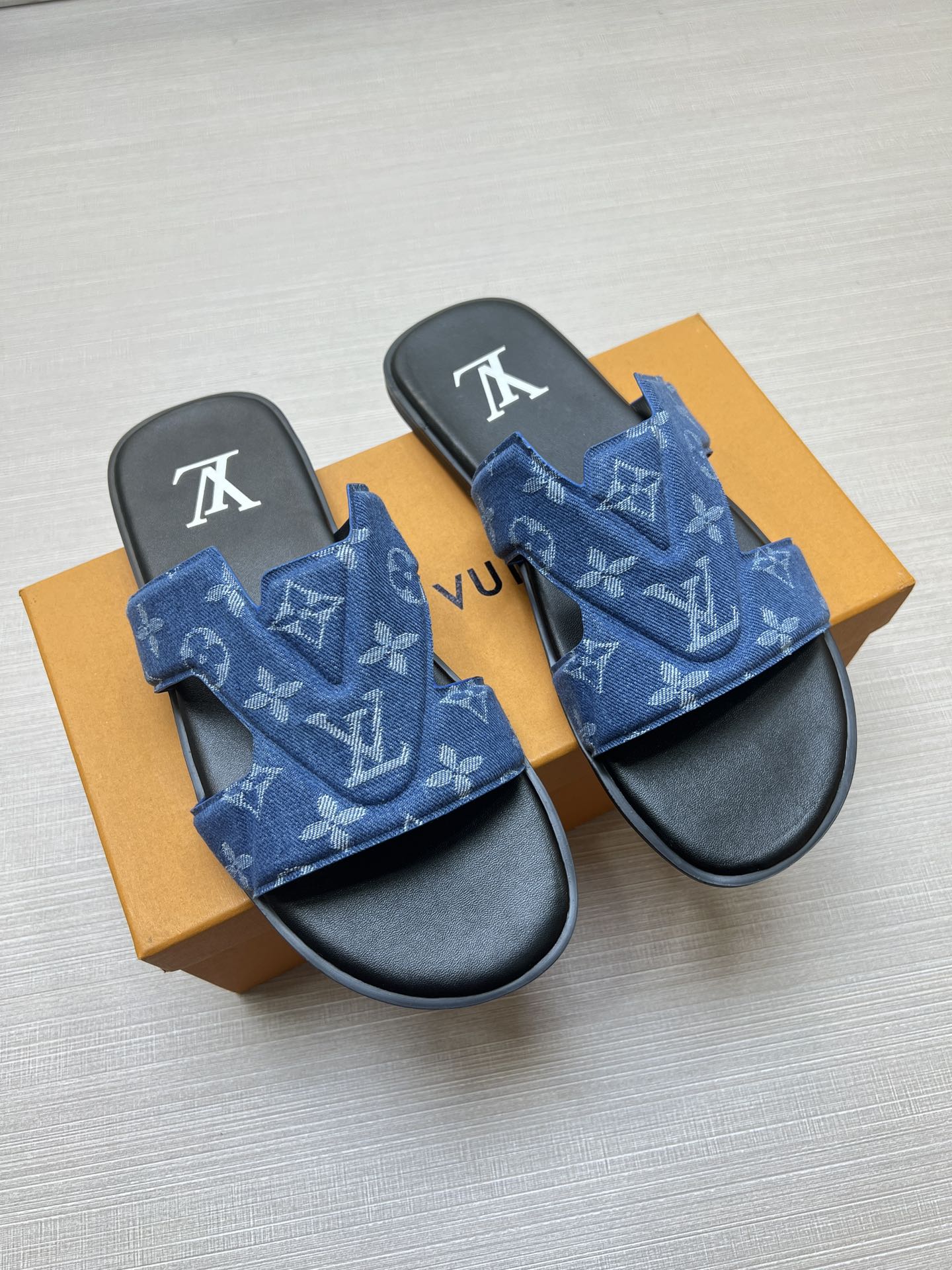 54E29Z   fashion  slippers