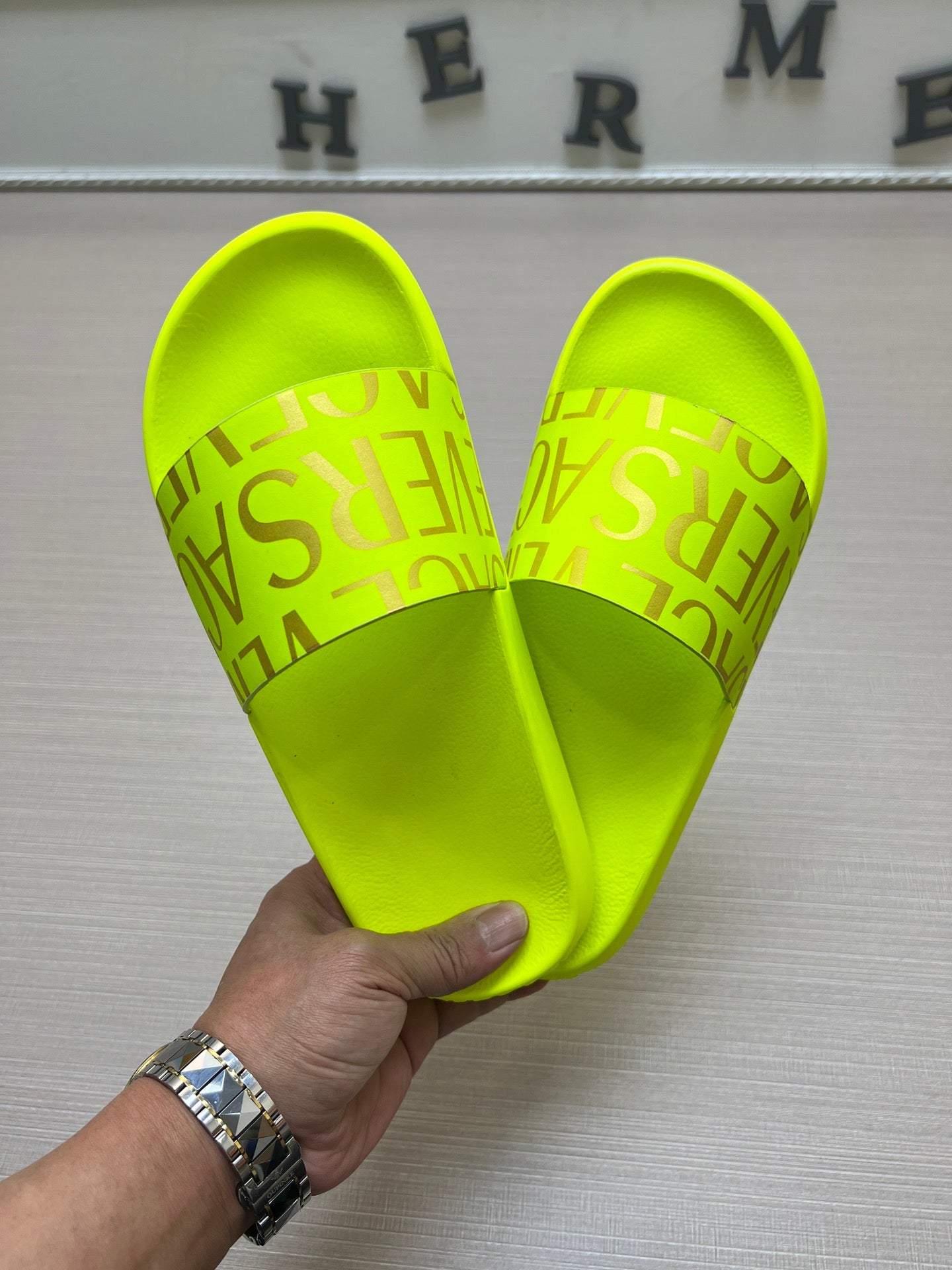 54V108Z  fashion  slippers