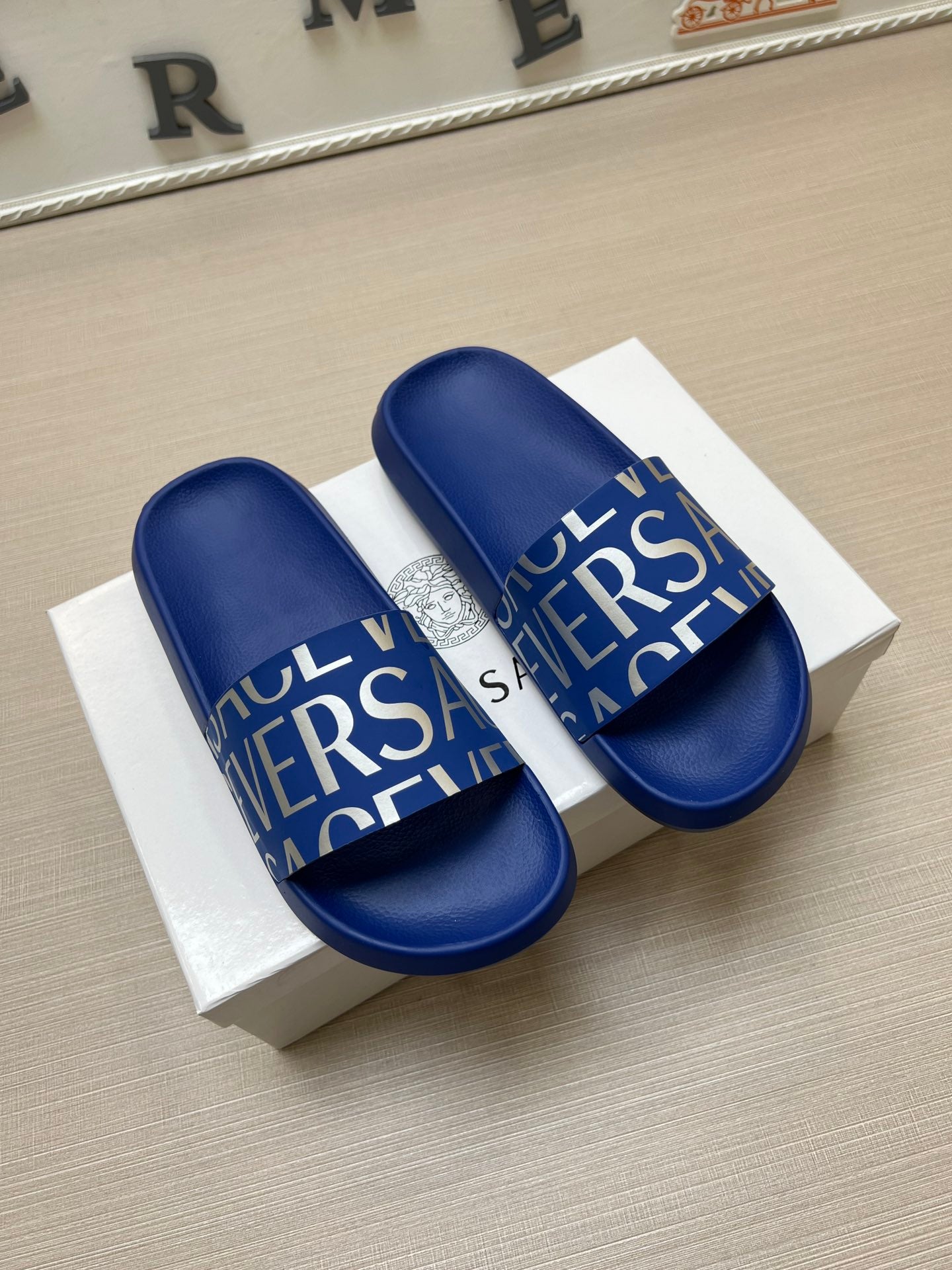 54V108Z  fashion  slippers