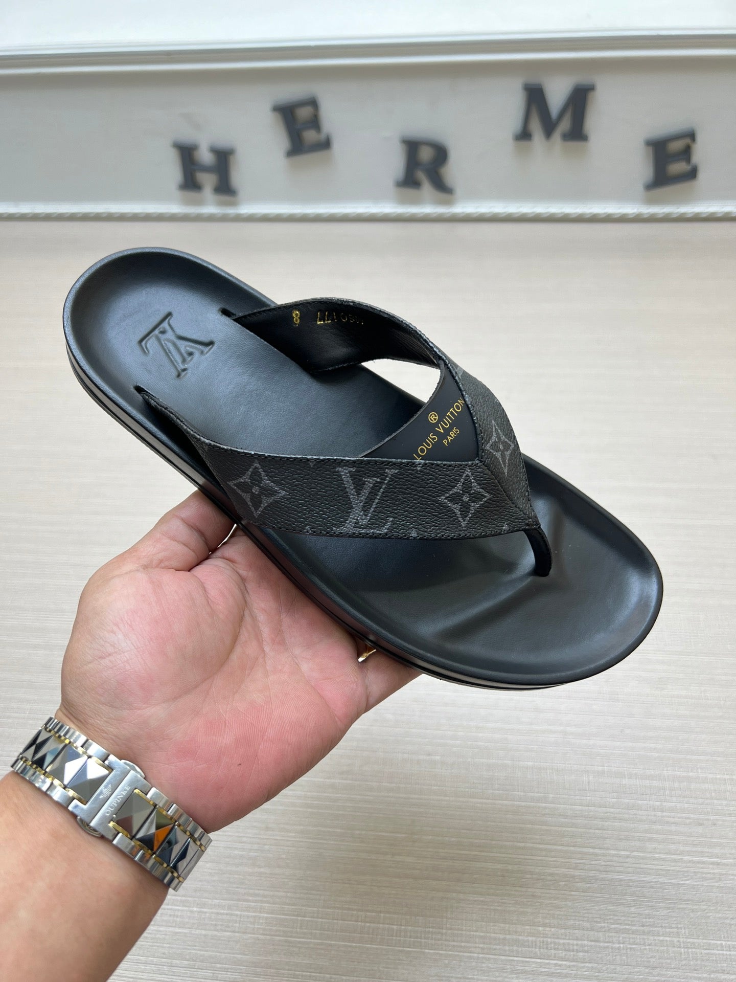 54E85Z   fashion slippers