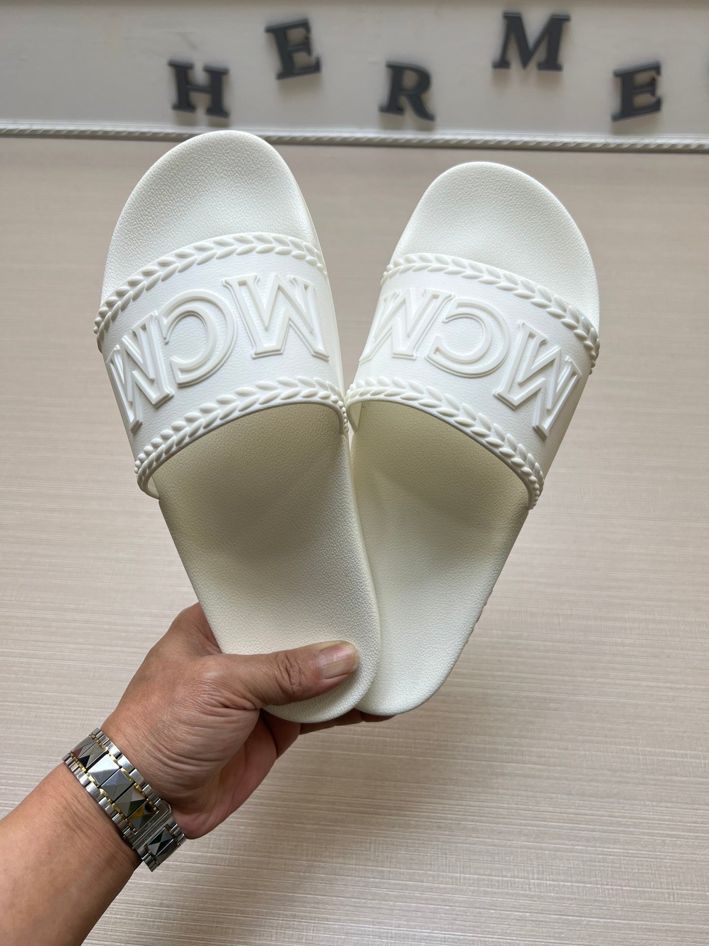 54M42Z    fashion  slippers