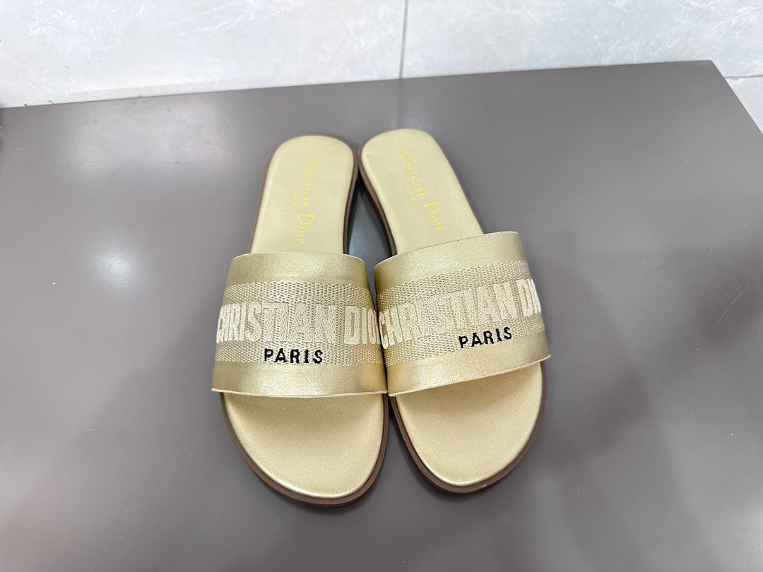 14D32Z   fashion slippers