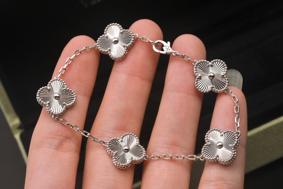 5XVA180K  (High quality bracelets 5 flowers normal size1.5cm flower)