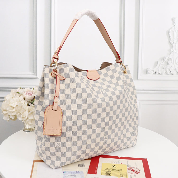 1E84B  Fashionable leather bag 